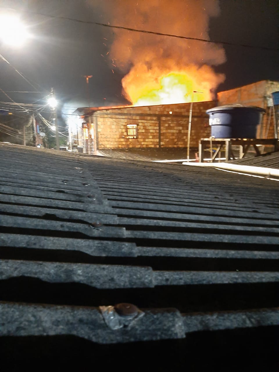 Vídeo: Incêndio destrói casa em Manaus; dois irmãos morreram