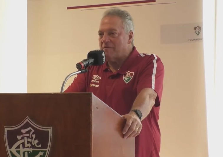 Treinador Abel Braga cita protesto e alfineta Flamengo em discurso: “que se f* eles”