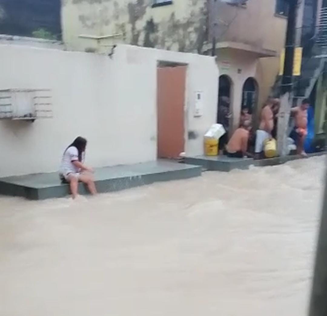 Forte chuva deixa casas inundadas e ruas alagadas em Manaus; vídeos