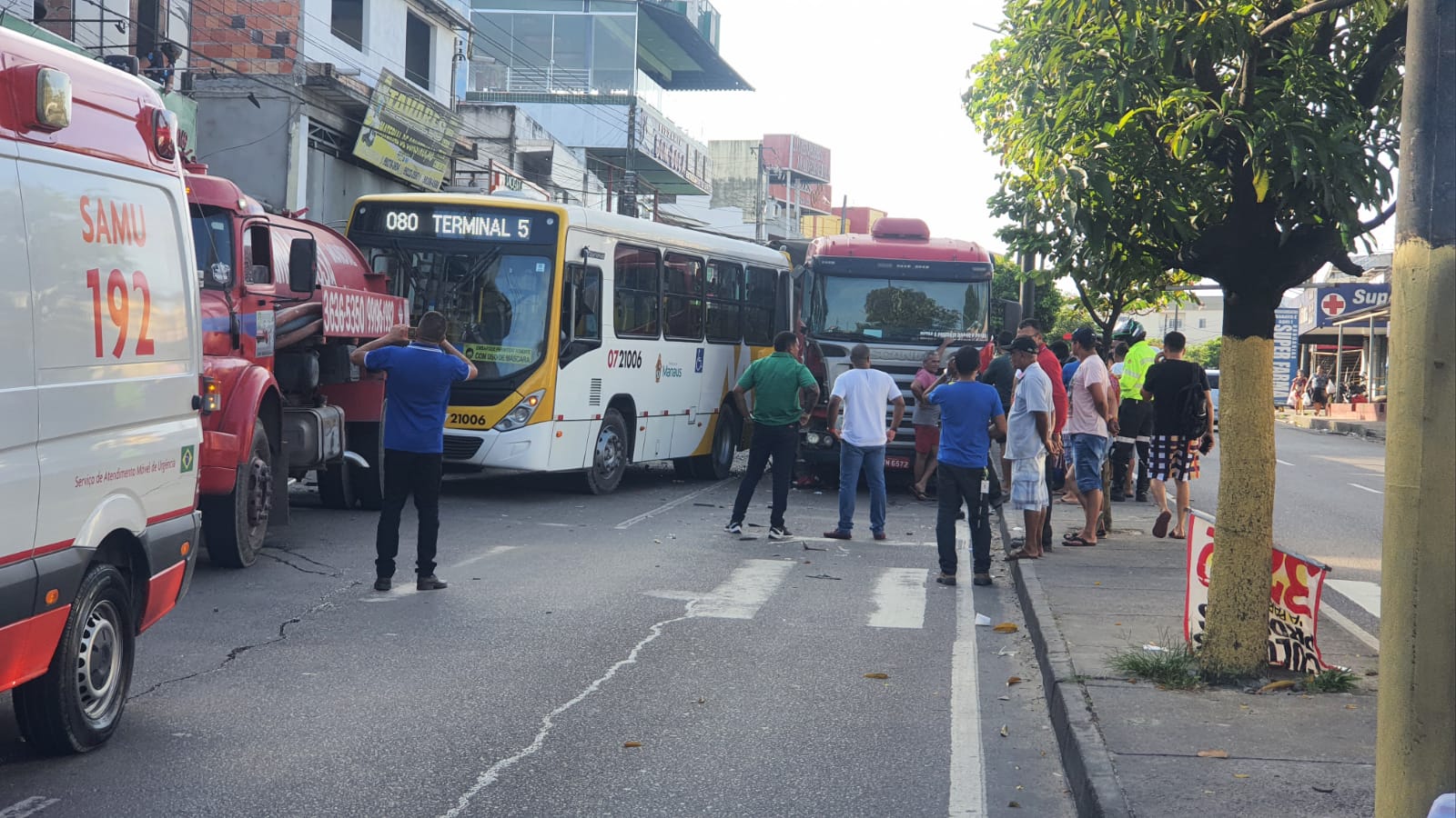 18 pessoas ficam feridas em acidente entre ônibus, caminhão e carreta em Manaus
