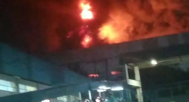 Empresa pega fogo e causa pânico no Distrito em Manaus; veja vídeos do incêndio