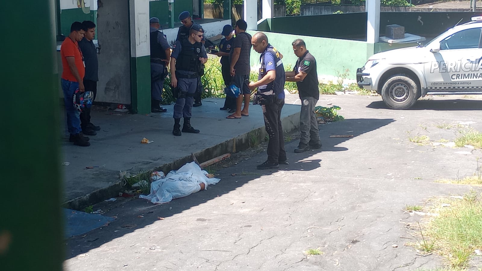 Homem é morto a pauladas e pedradas ao lado de escola em Manaus