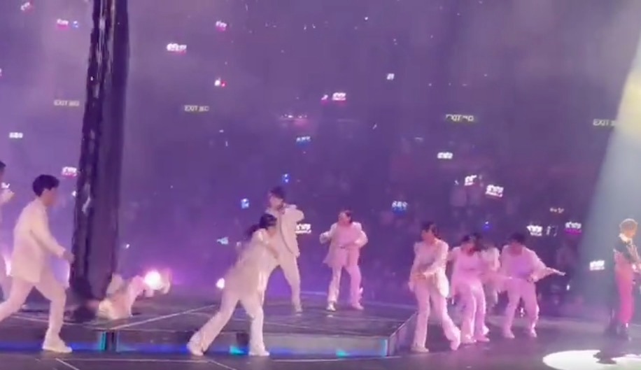 Vídeo chocante: Telão desaba e esmaga dançarino durante show