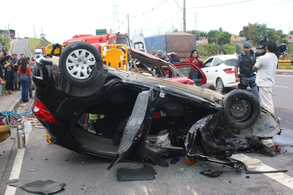 Motorista é arremessado e carros ficam destruídos em grave acidente na Avenida das Flores