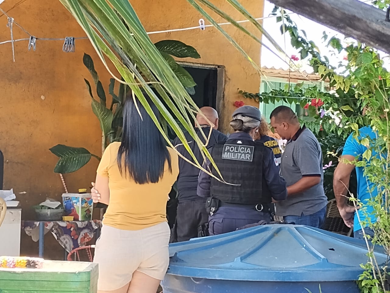 Mãe, filho são executados a tiros dentro de casa em Manaus; Cachorro também foi baleado