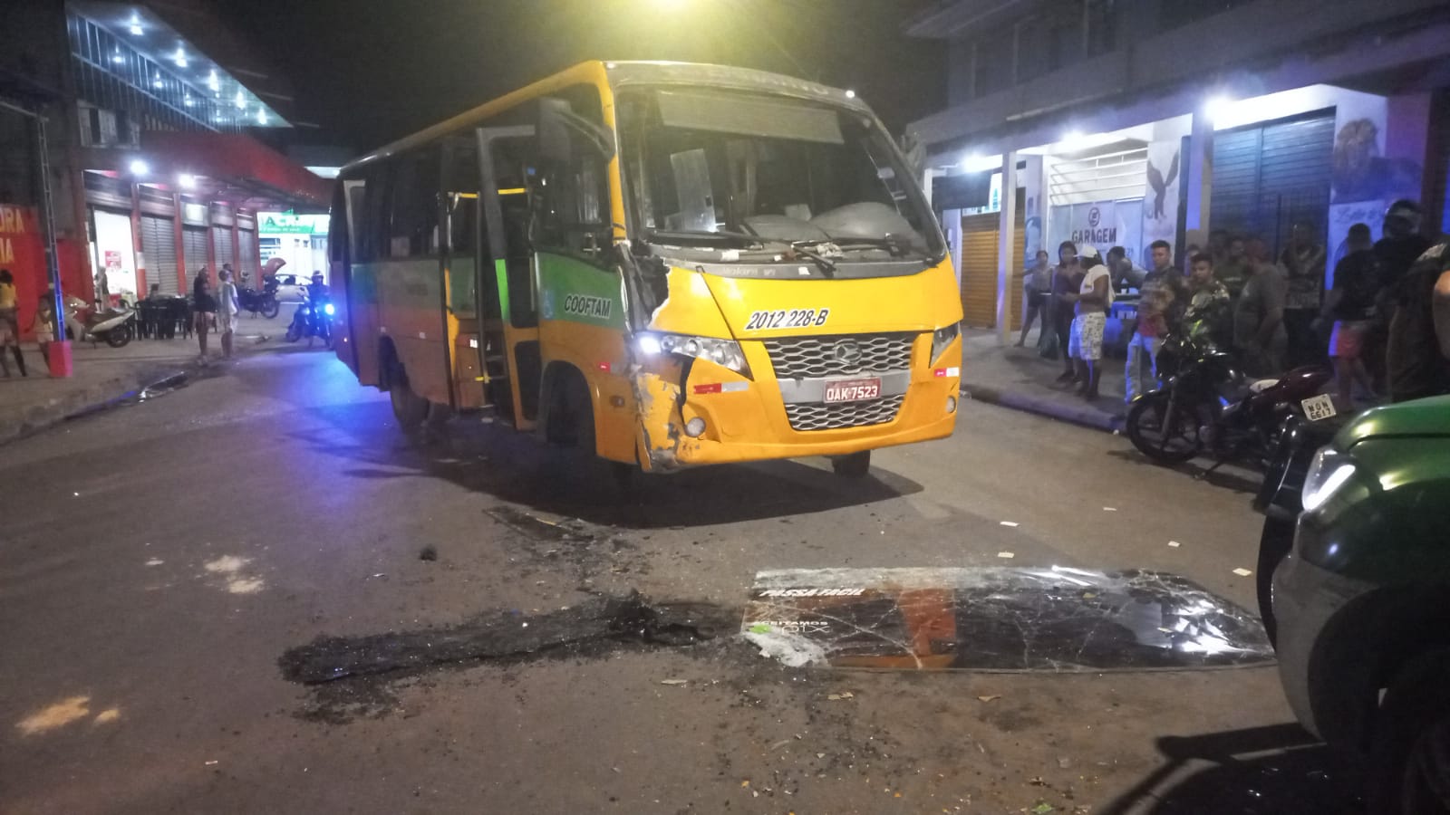 Passageiros se revoltam e quebram vidros de 'Amarelinhos' após acidente em Manaus