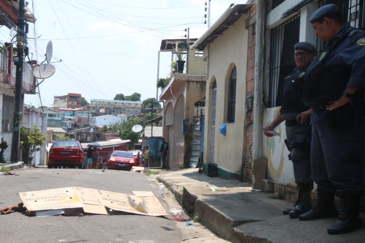 Pistoleiros matam dois homens e deixam outro ferido em plena luz do dia em Manaus