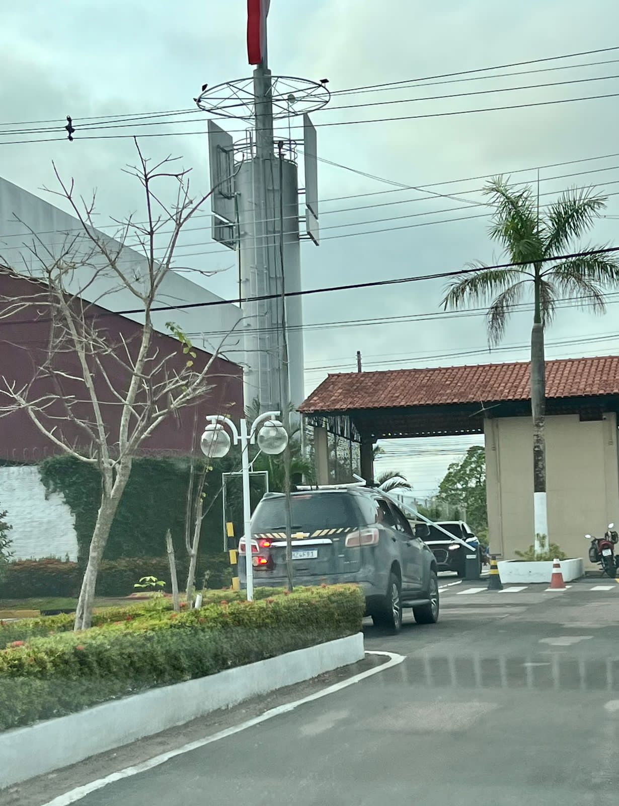 PF cumpre mandados em condomínio e concessionária em Manaus