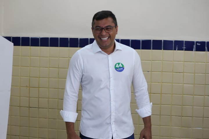 Wilson Lima vota acompanhado da esposa em Manaus e se diz confiante na vitória