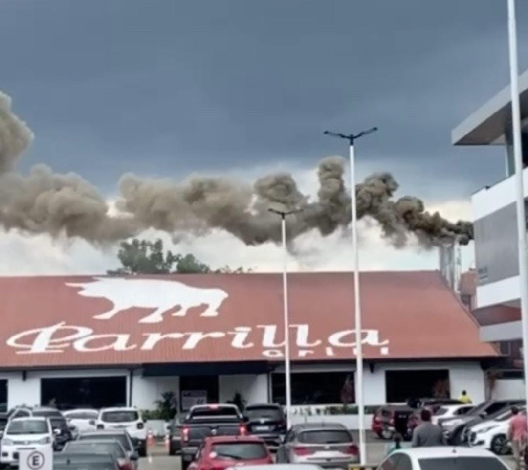 Incêndio no restaurante La Parrilla assusta clientes em Manaus; vídeos
