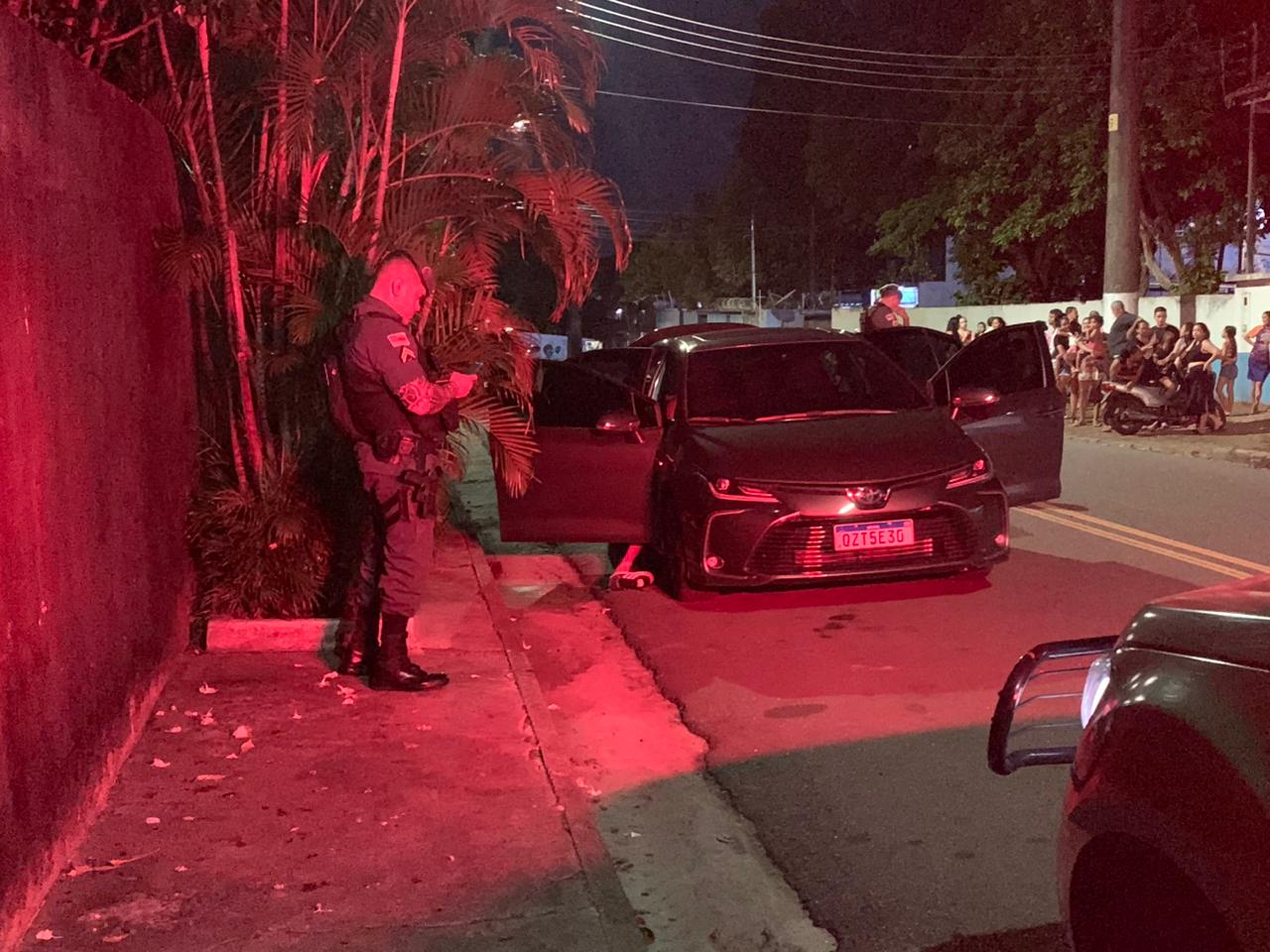 Homem é crivado de balas dentro de carro ao sair para depositar dinheiro em Manaus