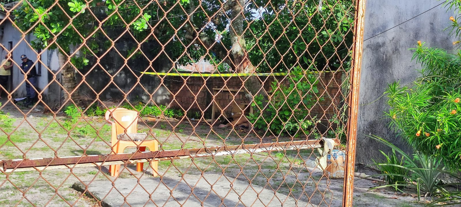 Homem é achado nu amarrado pelo pescoço à perna de mesa no quintal de casas em Manaus