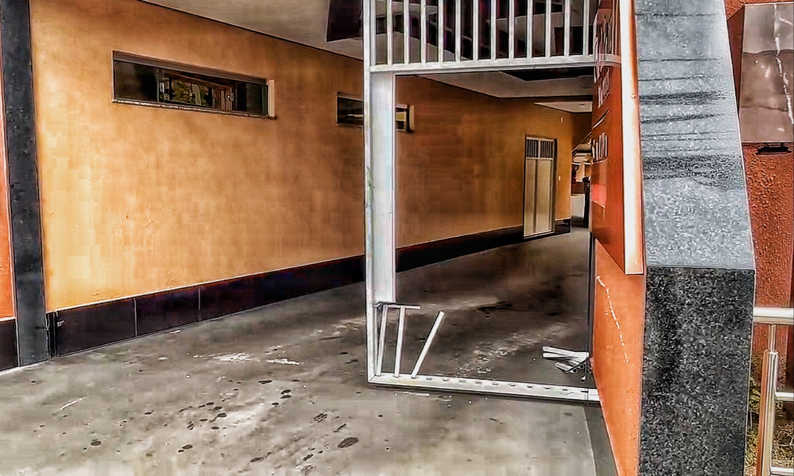 Após noite com novinhas, motorista arranca portão de motel ao fugir sem pagar em Manaus