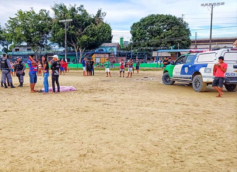 Criminosos invadem jogo, executam homem a tiros e deixam três feridos em campo de futebol em Manaus