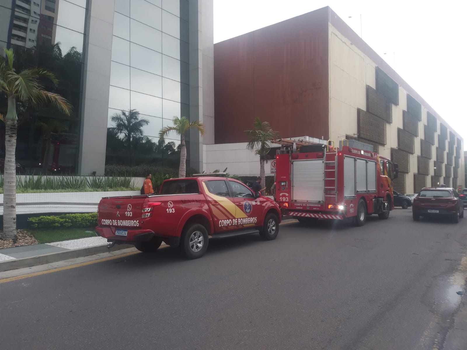 Incêndio no Cristal Tower causa pânico e idosa é socorrida em estado de choque em Manaus