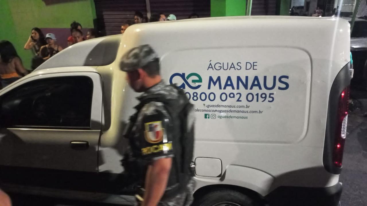 Criminosos roubaram carro da Águas de Manaus e fizeram funcionários reféns antes de invadir casa