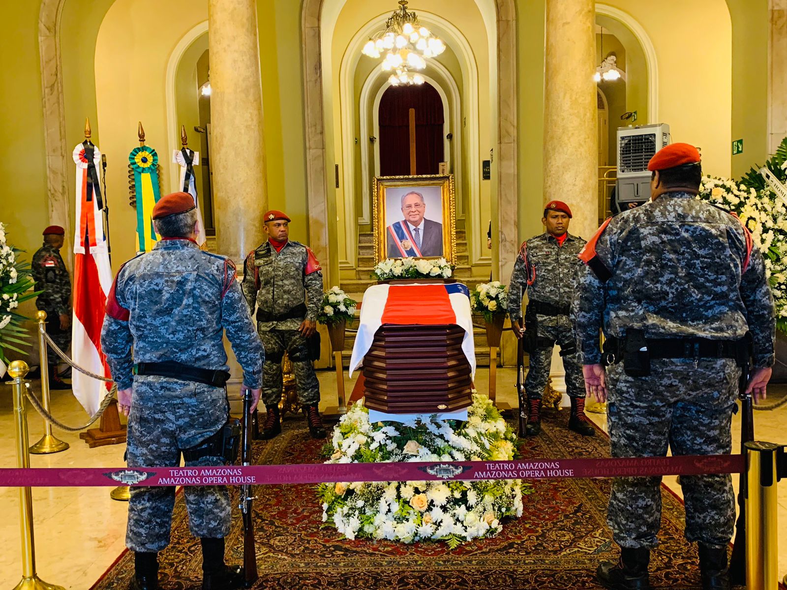 Políticos amazonenses se despedem de Amazonino Mendes no Teatro Amazonas