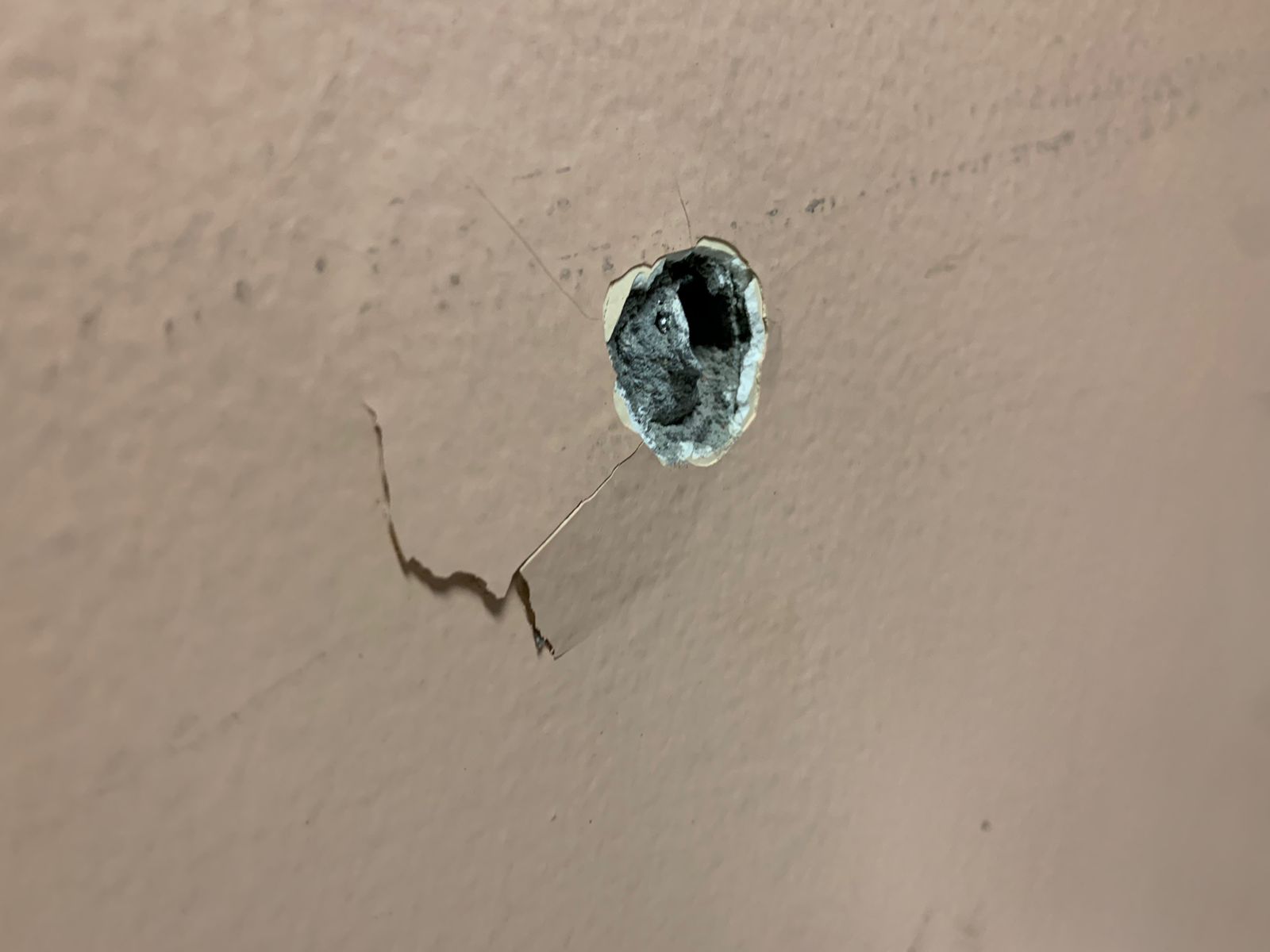 Vigilante é baleado e alunos entram em pânico durante assalto na UEA