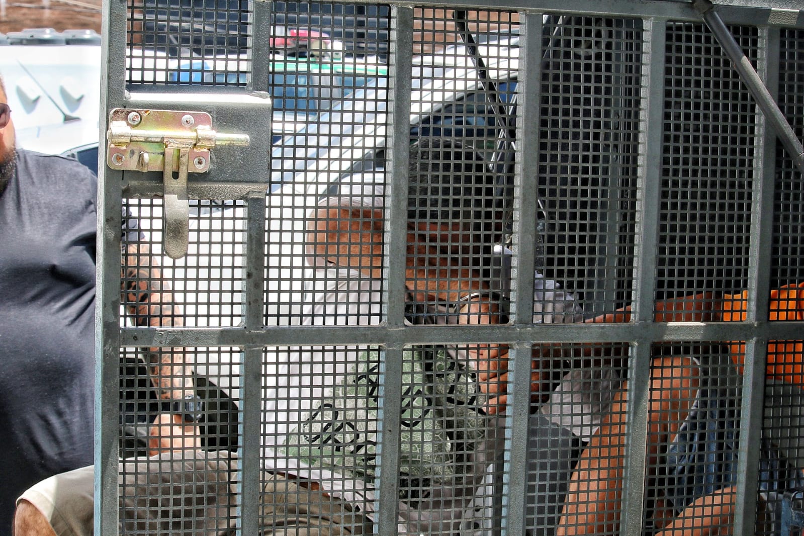 Pai e padrasto são presos suspeitos de estuprarem filhas adolescentes em Manaus