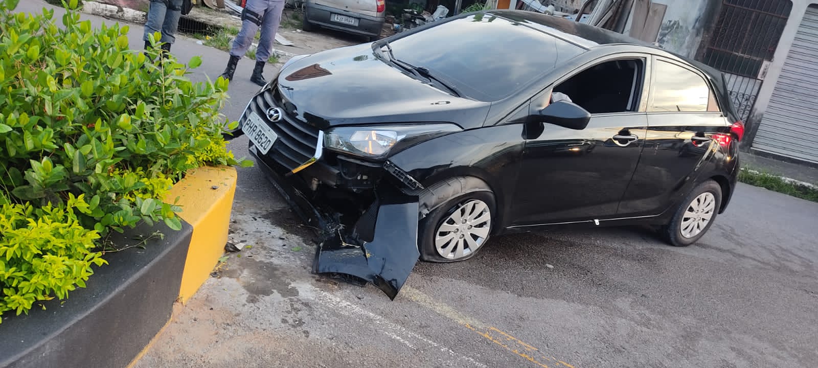Homem morre após levar tiro por se recusar a abaixar janela do carro para traficantes em Manaus