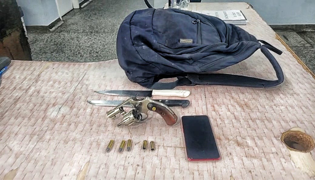 Assalto a ônibus termina com PM e dois adolescentes baleados em Manaus