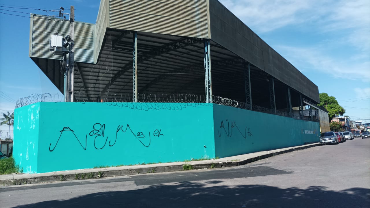 Criança é flagrada com faca dentro de escola após ameaçar colega autista em Manaus