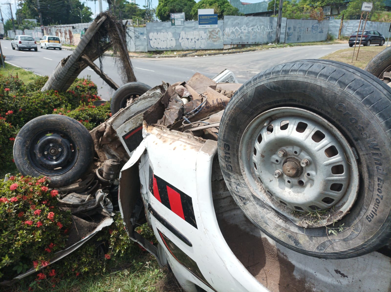 Motorista perde controle de carro ao ser "fechado" e capota em avenida de Manaus