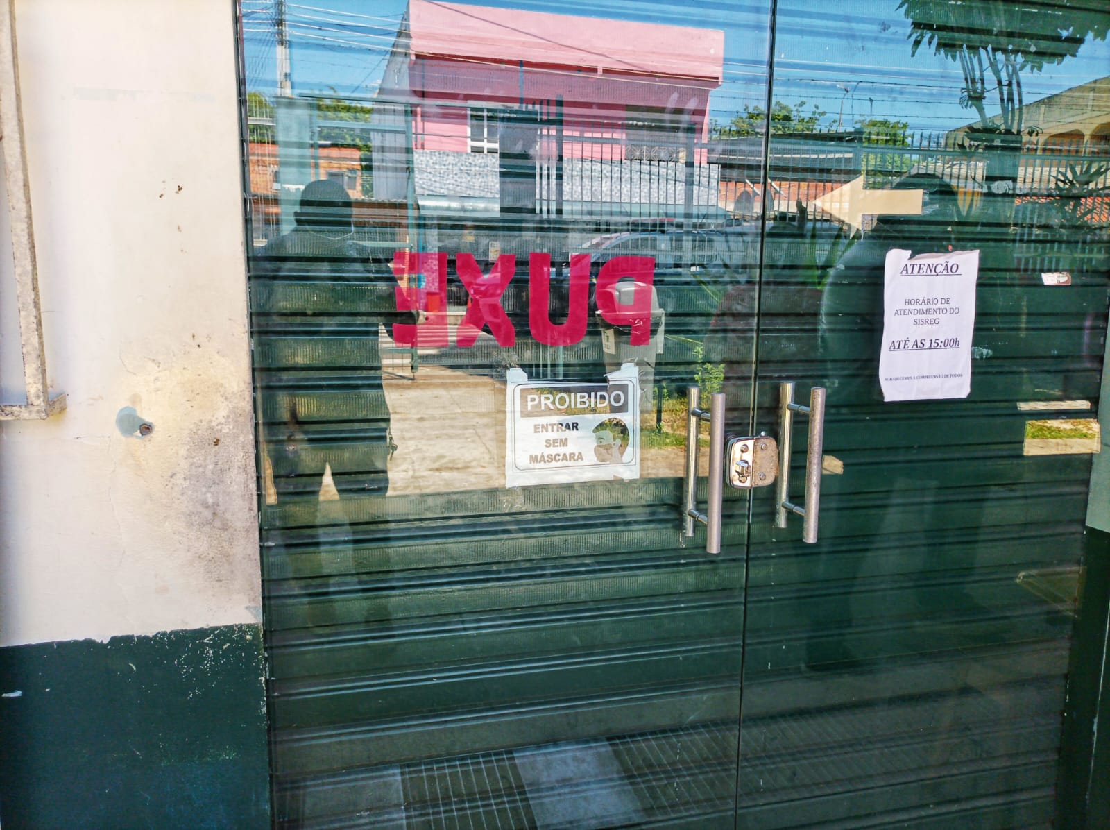 Armados e com coletes balísticos, criminosos assaltam pacientes de policlínica em Manaus