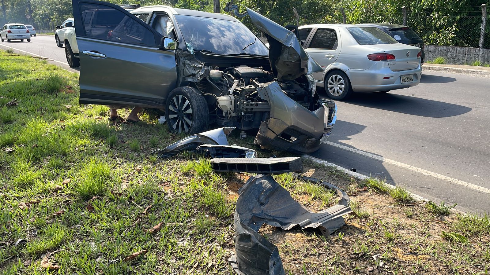 Empresário dorme ao volante e bate em poste na Avenida do Turismo