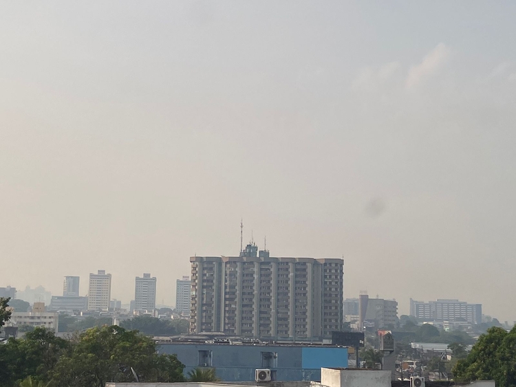 Nuvem de fumaça não é causada por focos de queimada em Manaus, diz prefeito