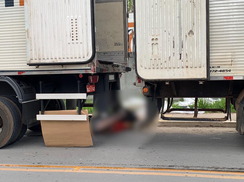 Homem tem cabeça esmagada por carreta durante transferência de carga em Manaus