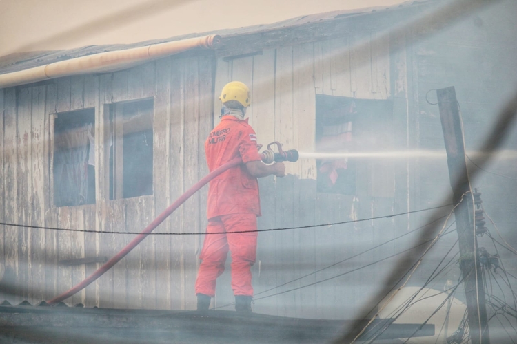 Famílias atingidas por incêndio nesta sexta-feira receberão Auxílio Aluguel em Manaus