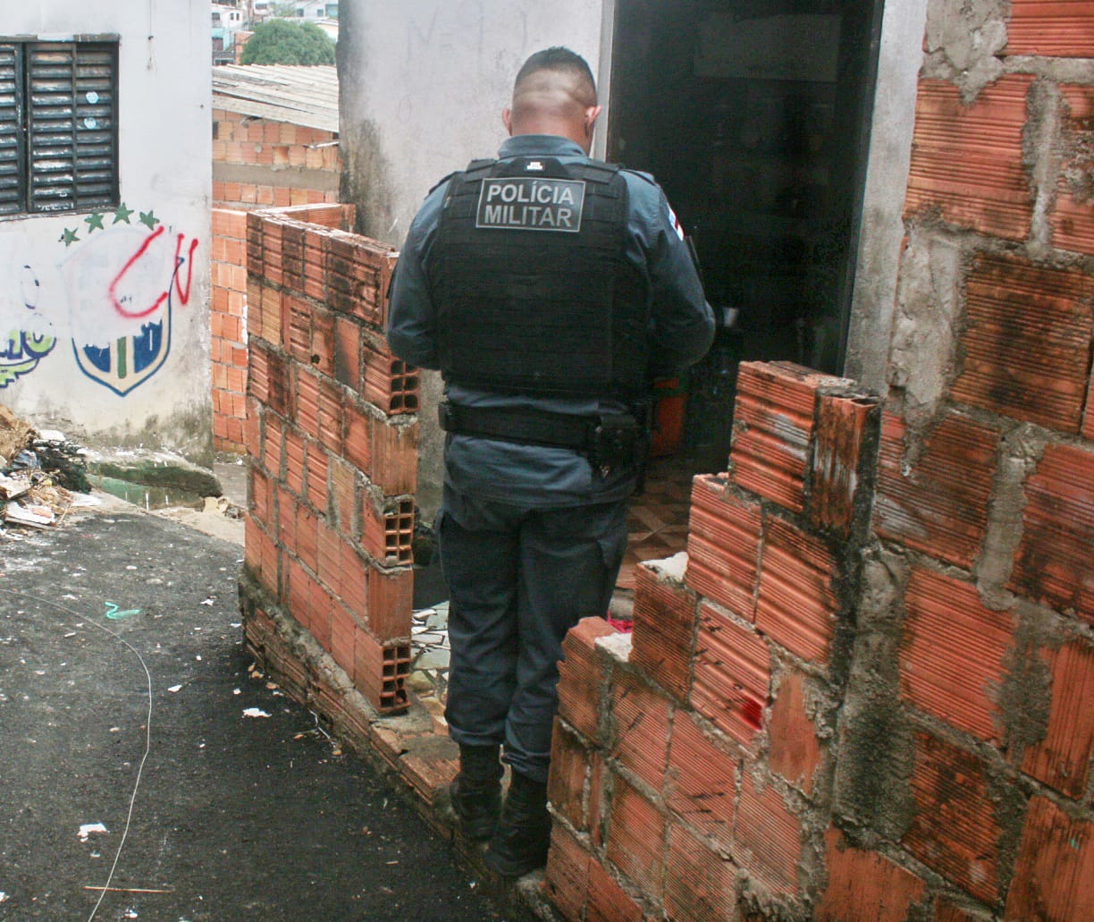 Grupo com 12 homens arromba casa e executa mulher a tiros em Manaus