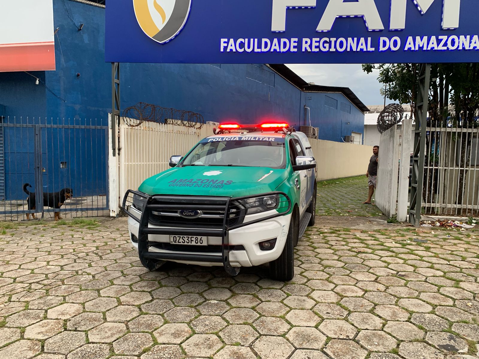 Homem leva choque, cai e morre durante serviço em teto de faculdade em Manaus