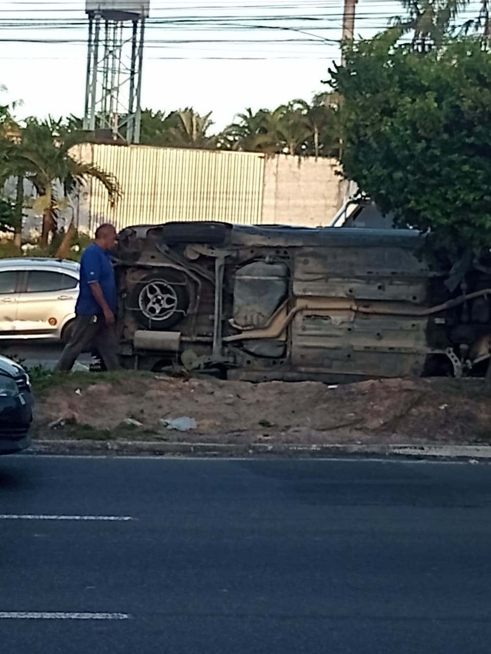 Carro capota na avenida Torquato Tapajós e deixa trânsito travado