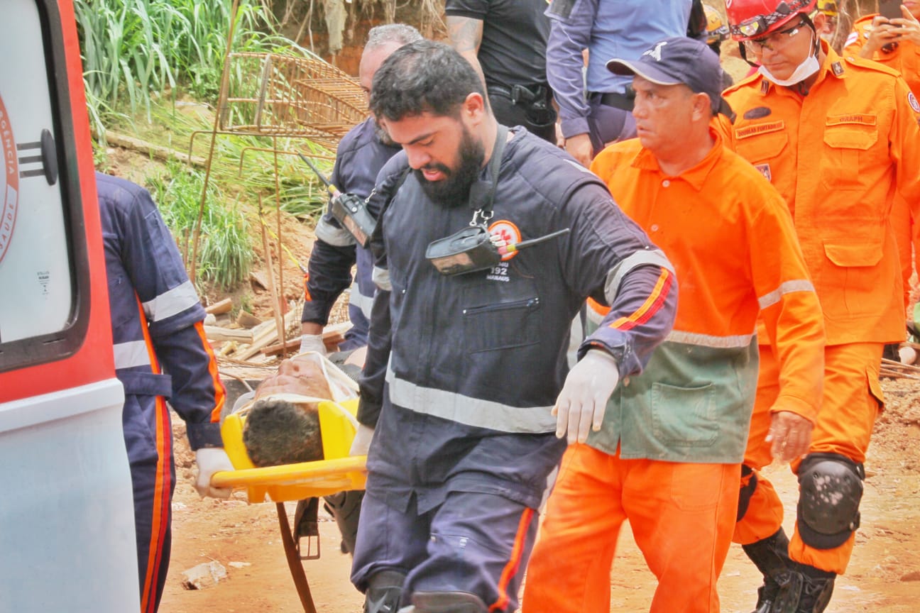 Segundo trabalhador é resgatado após passar 1 hora soterrado em Manaus 