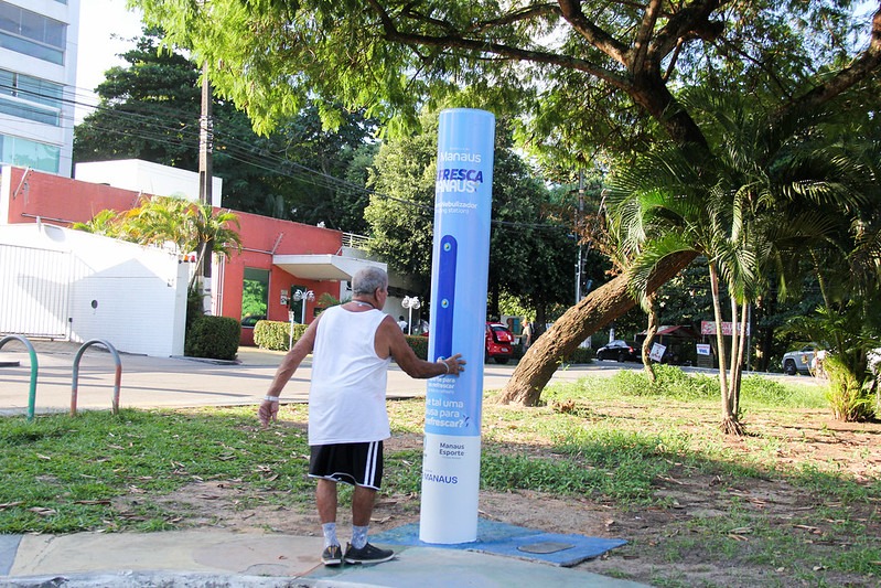 Totens nebulizadores de água são instalados para aliviar o calor em Manaus