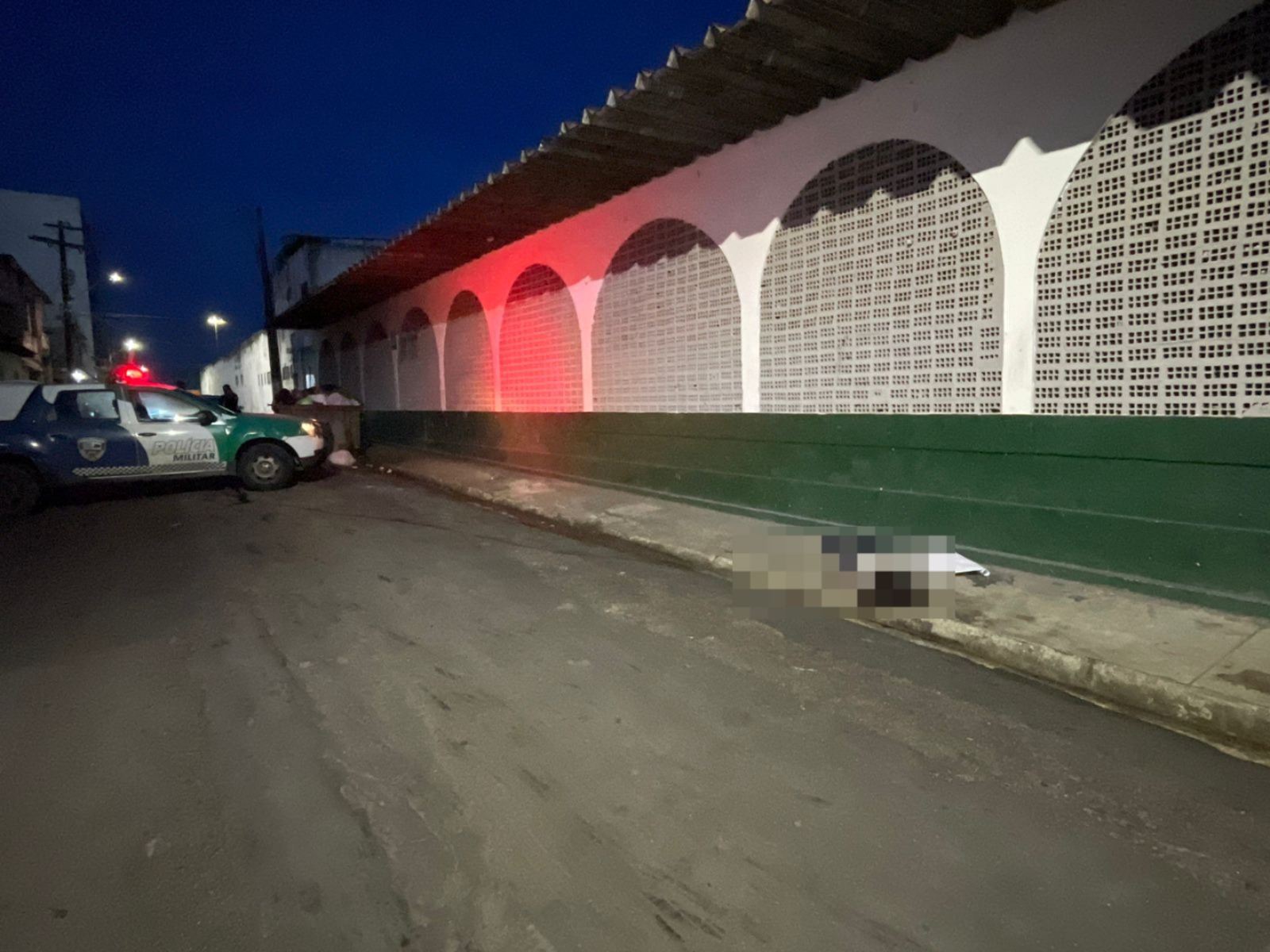 Mulher é executada ao lado de mercado e recado é deixado por criminosos em Manaus