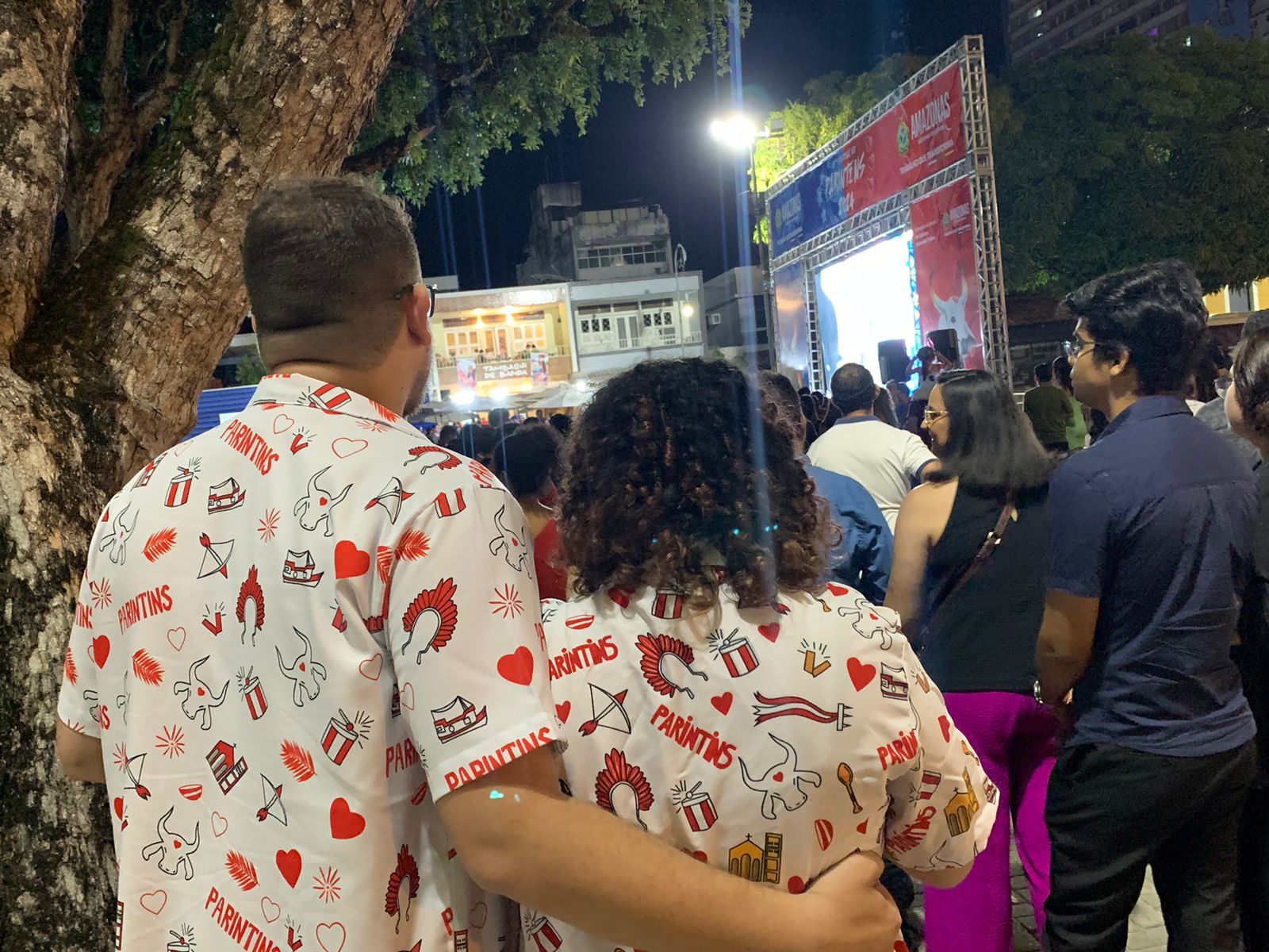 Casal investe em roupa temática para curtir Festival de Parintins a distância