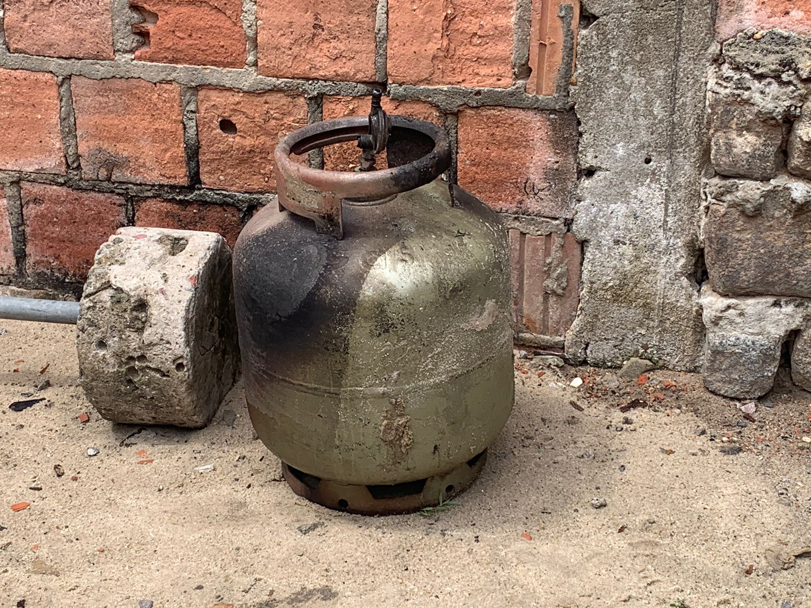 Explosão destrói casa e deixa mãe e filho feridos no Tancredo Neves; papagaio morreu