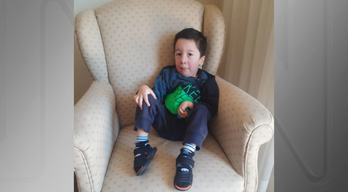 Menino que usava remédio “mais caro do mundo” morre aos 5 anos