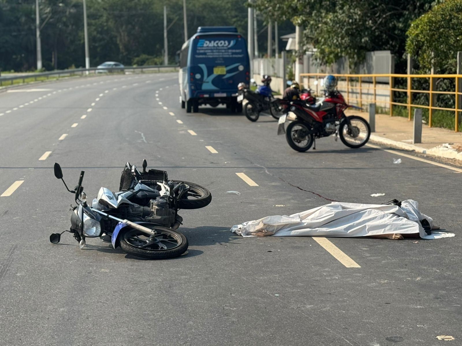 Mulher morre e marido fica ferido em acidente com moto no Complexo do Tarumã