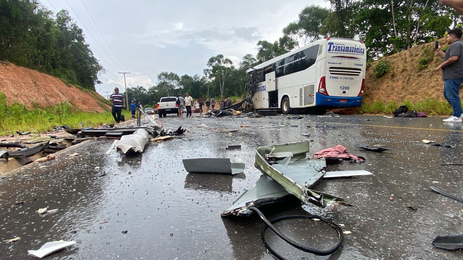 Três vítimas de acidente na AM-010 seguem internadas