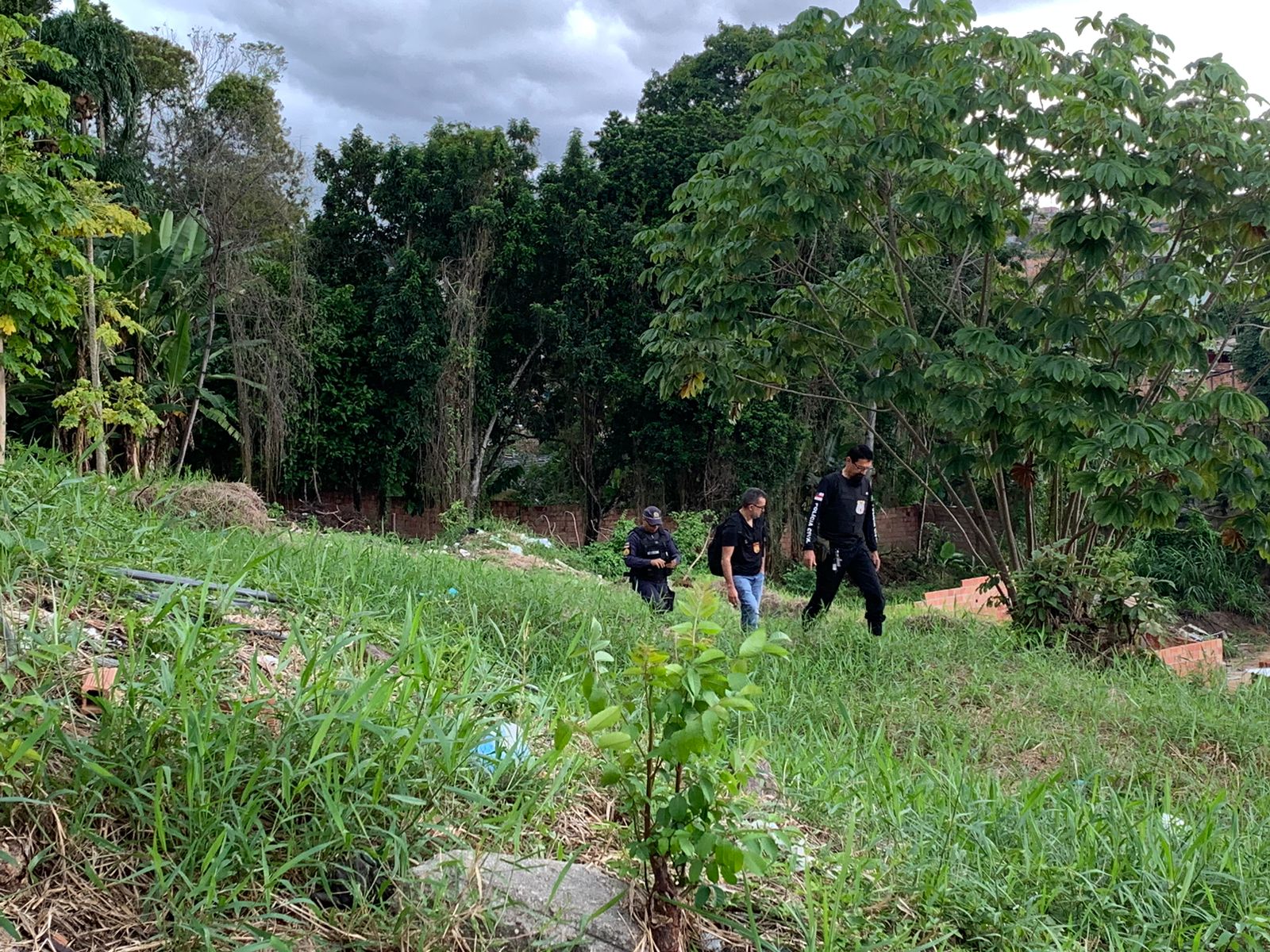 Travesti é encontrada estrangulada nos fundos de terreno de churrascaria em Manaus