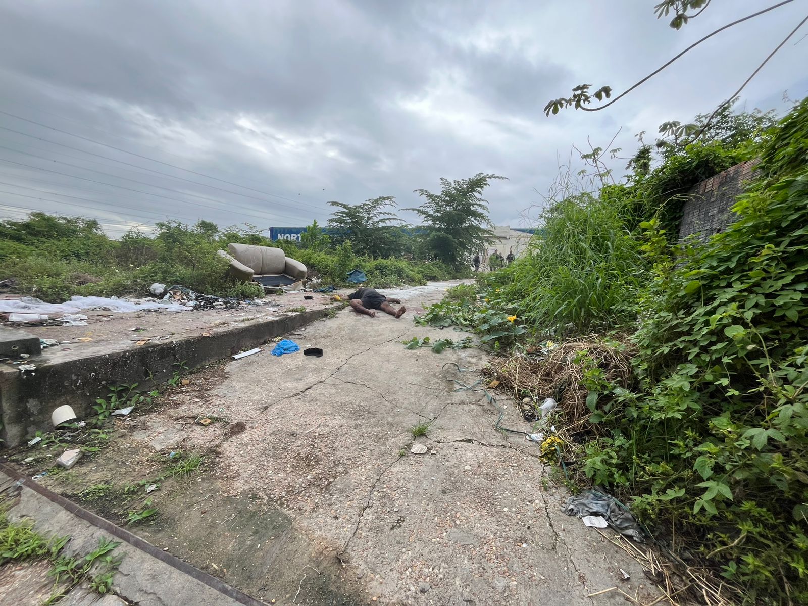 Com marcas de tortura, homem é achado morto em terreno baldio no bairro Flores 