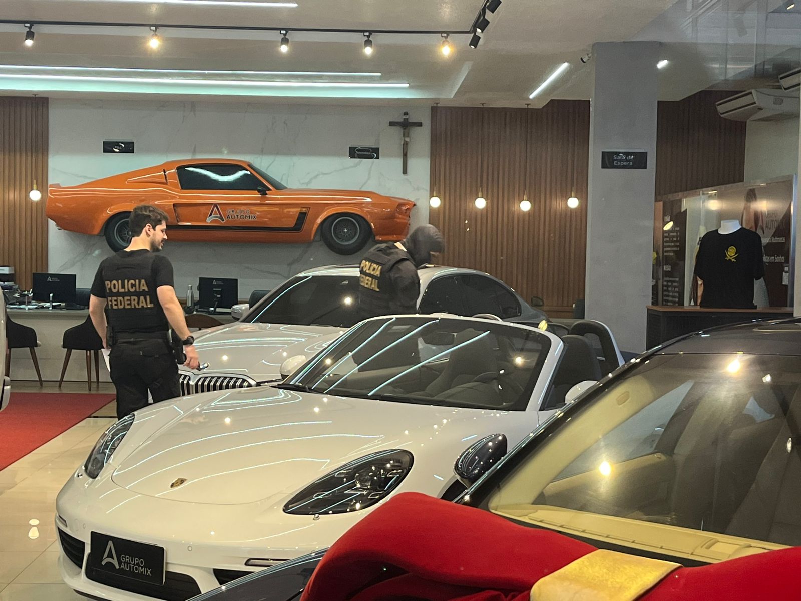 Veículos de luxo são apreendidos durante operação da PF em concessionárias em Manaus