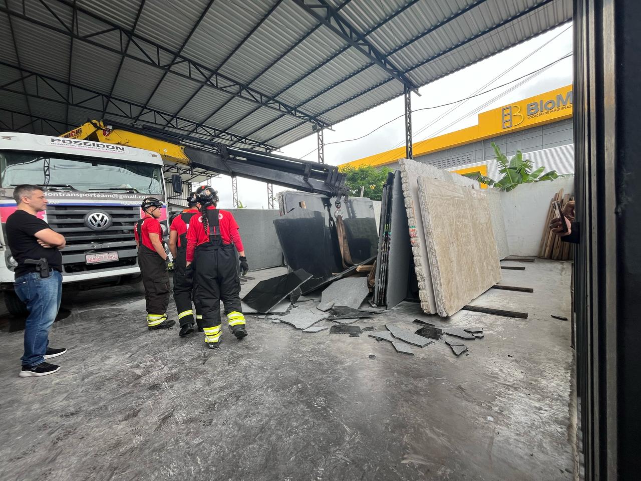 Funcionário esmagado por placa de mármore estava no 2º dia de trabalho