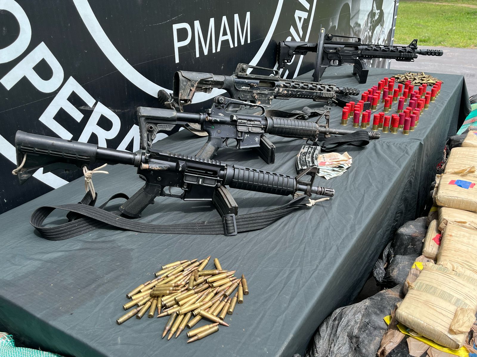 PF e PM apreendem arsenal de guerra e duas toneladas de drogas após confronto em Iranduba