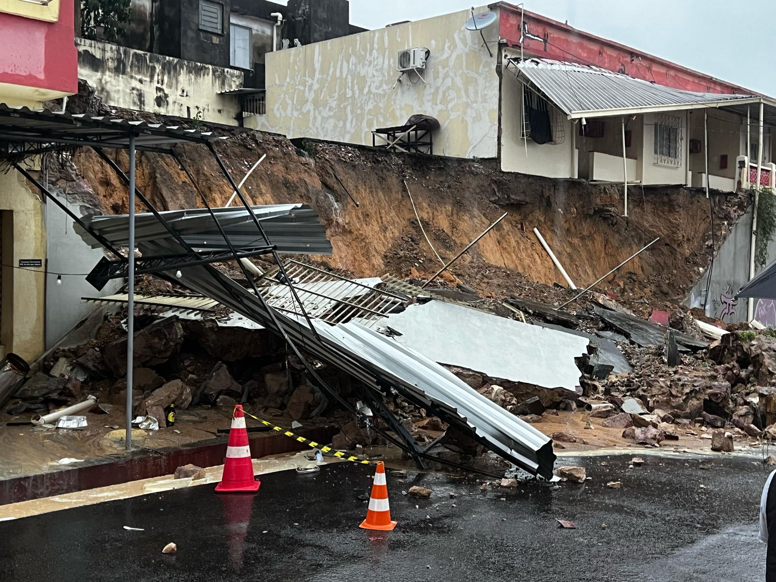 Muro desaba durante bloco de carnaval e deixa três feridos em Manaus; vídeo