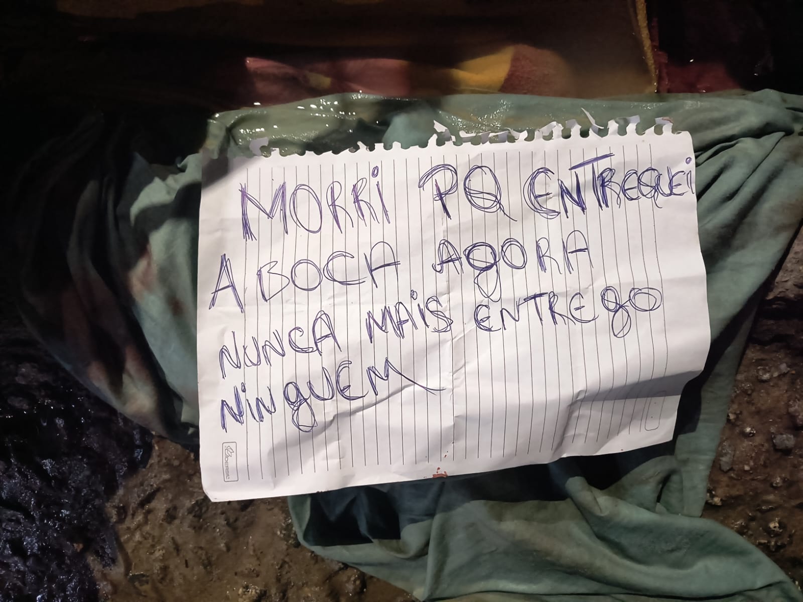 Homem é achado com faca cravada no nariz e bilhete dentro de carrinho de bebê no Novo Aleixo 
